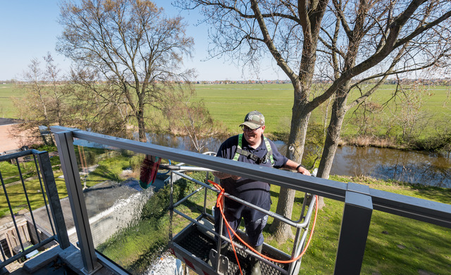 Glazenwasser hoogwerker / telescopische glasbewassing